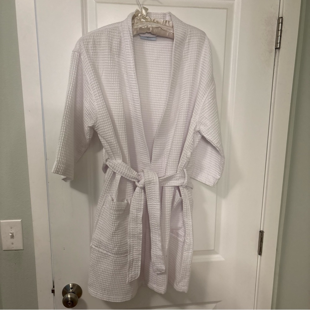 Turquaz sz L White Waffle Weave Thigh Length Tie Front Cotton/Poly Blend Robe
